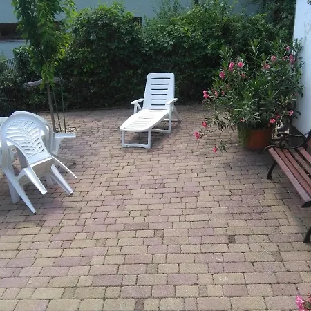 Feriehus Balatoni Nyaralo Kerttel Es Udvarral *