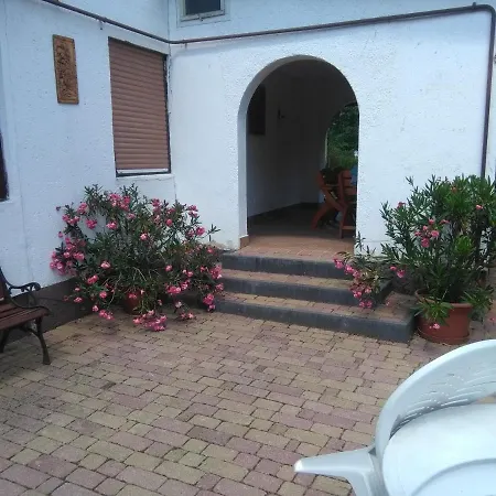 Balatoni Nyaralo Kerttel Es Udvarral Feriehus *