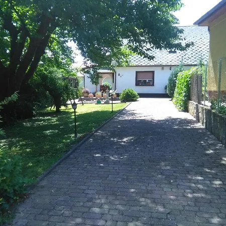 Balatoni Nyaralo Kerttel Es Udvarral Feriehus *